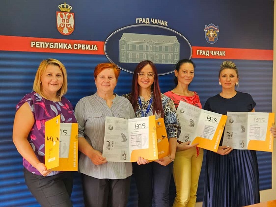 Додела сертификата полазницама  након реализоване обуке из енглеског језика